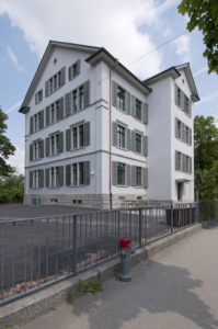 Antikhaus-Fenster mit Leinoelfarbe