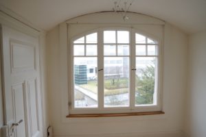 Bogenfenster mit Sprossen