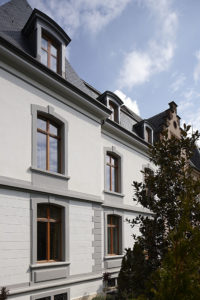 Fassade mit Eichenfenster