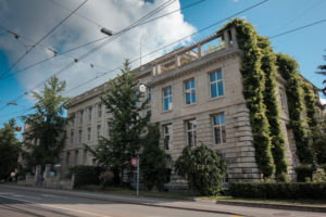 Fassade mit Grünpflanzen antik