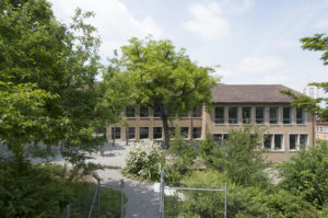 Fassade mit historischen Fenster zweifarbig