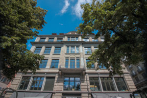 Fenster-Fassade Neumünster mit Bäumen