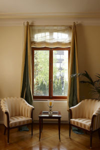 Fenster mit Sessel