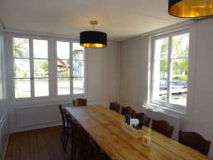 Fenster mit Tisch