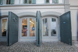 Fenster-Tore mit Ölfarbe