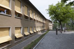Fensterfront mit Schulhausmarkisen