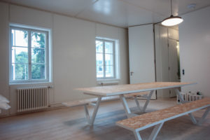 Sprossenfenster mit Tisch-Design
