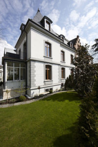Stadthaus mit Wintergarten und Wiese