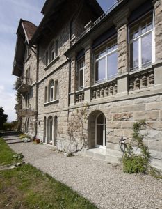 Steinfassade mit weissen Fenster