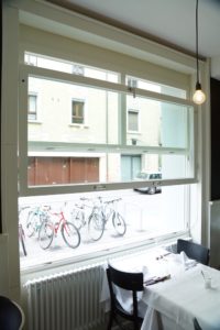 Vertikalschieber offen mit Tisch