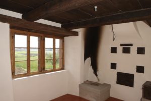 Fenster neben Feuerstelle
