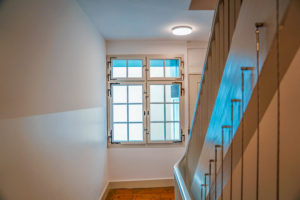 antikaus-fenster-grau-schwarz