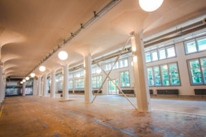 antike-fenster-in-einer-halle
