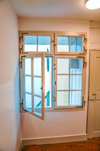 antikhaus-fenster-mit-schmiedeisen-vorreiber