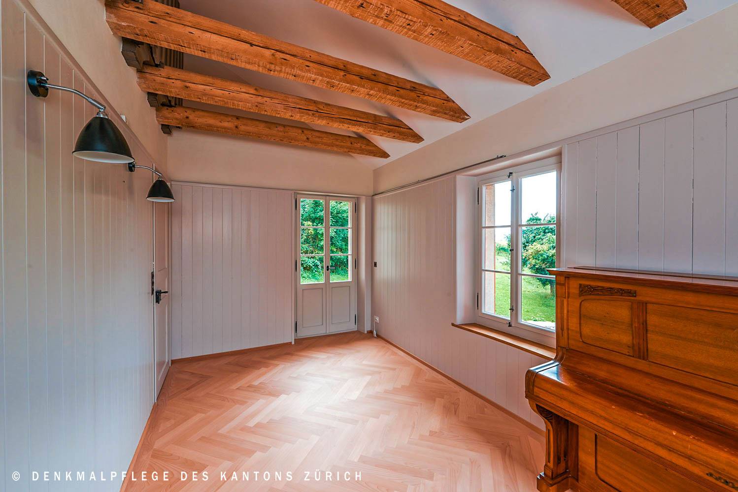 balkontuere-zimmer-antikes-klavier