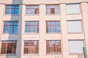 fassade-mit-roten-antikhaus-fenster