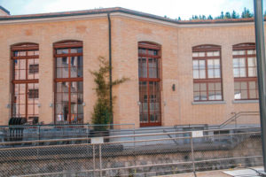 grosse-historische-fenser-mit-tikana-glas
