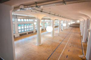 halle-weisse-saeulen-fenster