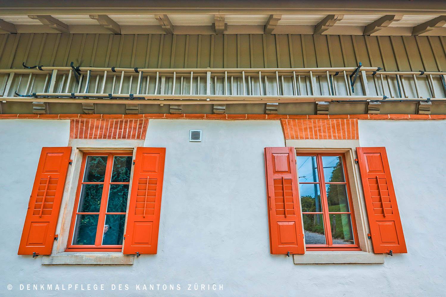 holzfenster-mit-roten-fensterlaeden