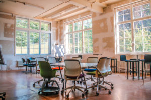 industriebau-sitzungszimmer-industriefenster