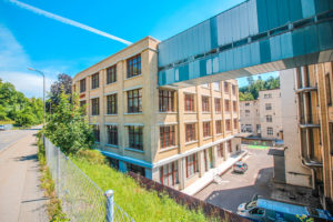 industriegebaeude-an-strasse-mit-schoenen-fenster