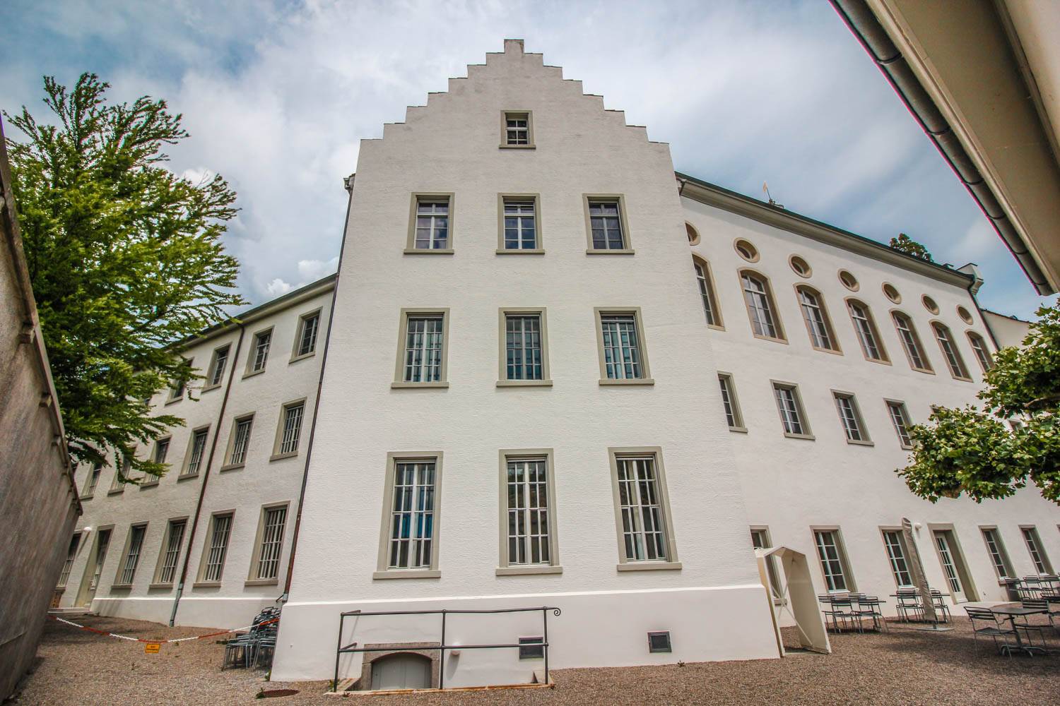 kloster-mit-sprossenfenster-saniert