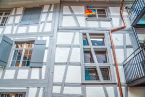 riegelfassade-grau-sonderverglasungen