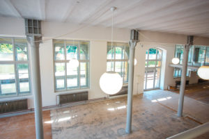 runde-lampe-saeulenhalle-mit-kastenfenster