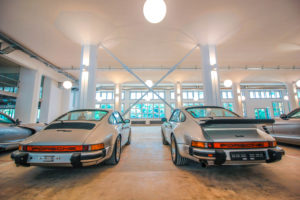 silberne-porsche-mit-antikhaus-fenster
