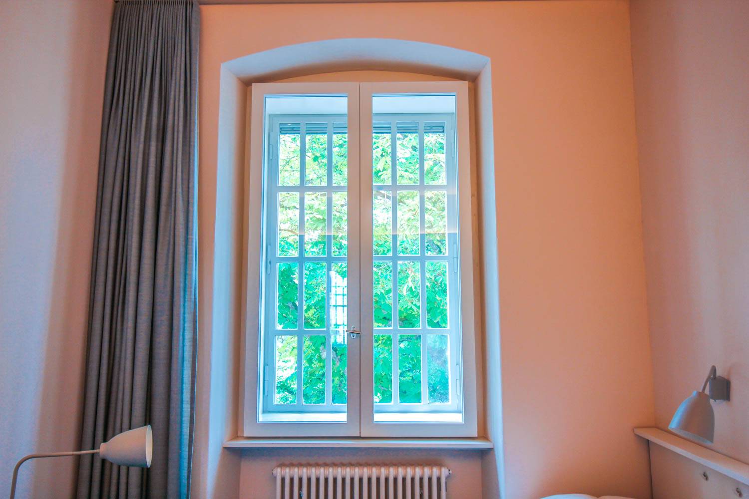zimmer-mit-kastenfenster-und-sprossen